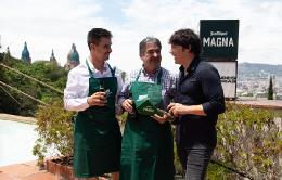 El chef Jordi Cruz ha sido el encargado de entregar el primer Premio Hostelero Magnífico. Los galardonados, Antonio Betorz e hijo, propietarios del mítico bar El Tomás de Sarrià