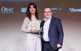 Manuel Royo, director de Marketing de Beko en España, junto a la galardonada Ana Roquero