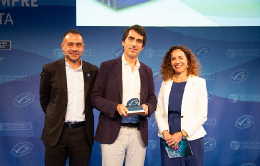 João Vale, recibiendo el premio de la mano de Laura Rodriguez, directora de MSC España y Portugal, y Alberto Garazo, responsable Empresas España y Portugal de MSC.