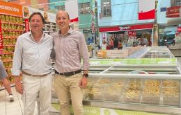 De izquierda a derecha, Jose Luis Escolano, director del Hipermercado La Orotava, y Luis Ascanio, responsable del Mercado de Bebidas, Bodega, Tabaco y Self-Discount del hipermercado de La Orotava.