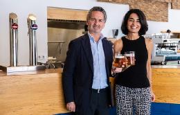 Alfonso Calderón, director comercial de Iberdrola; y Carmen Ponce, directora de Relaciones Corporativas y Sostenibilidad de HEINEKEN España