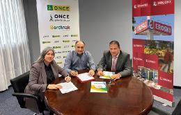 De izda. a dcha: la delegada de la ONCE en Euskadi, Usue Vallejo Delcan; el director de Salud y Sostenibilidad de EROSKI, Alejandro Martínez Berriochoa; y el presidente del consejo territorial ONCE Euskadi, José Antonio Pérez.