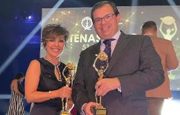 El director general de Aquadeus, Adrián Perez recibe el galardón de manos de la periodista, presentadora de televisión y escritora española Sonsoles Ónega.