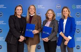 En la foto Pilar Ordax, directora de marketing de NIVEA España y Portugal, Ana María Morales, country manager Beiersdorf España y Portugal, Isabel Orbe, directora de la Asociación Española Contra el Cáncer y la Fundación Científica, y María Laviña, respon