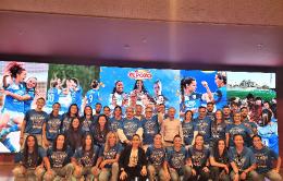 Los integrantes del Alhama Club de Fútbol ElPozo junto al equipo directivo de la compañía de alimentación.