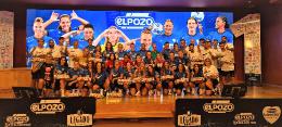Los integrantes del Alhama Club de Fútbol ElPozo junto al equipo directivo de la compañía de alimentación y que estrenan nueva equipación Nike esta temporada