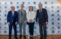 De izda. a dcha.: Juan José Cima (secretario Fundación Banco de Alimentos de Asturias), Antonio Blanco (director Fundación Alimerka), Josefa Cañadas (vicepresidenta Fundación Banco de Alimentos de Asturias) y Bernardo Sopeña (presidente Fundación Banco de