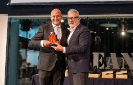 El director de Operaciones de ElPozo Alimentación, Juan Pedro Florido, recibe el premio PronosPorc de manos de Félix Larrosa, alcalde de Lleida y presidente de Mercolleida