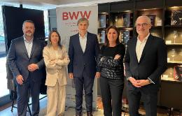 de izquierda a derecha: Martín Tomás, director territorial de Cataluña y Baleares de Cajamar; Celine Pérez, directora de BWW; Javier Pagés, presidente de BWW; Marta Macías, project manager de BWW; y José Luis Benítez, director general de la Federación Esp