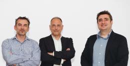 (de izquierda a derecha) • Nacho Pérez Borjabad (con camisa) • Carlos Carpintero, CEO, (en el centro) • Jorge Hurtado (con americana)