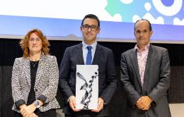 Iñaki Ochoa de Aspuru, director de la planta de bebidas de PepsiCo de Etxabarri-Ibiña, recibiendo el galardón