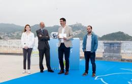 Coincidiendo con la celebración del III Mosaico Solidario de Friends of Glass, el Excmo. Sr. D. Eneko Goia, Alcalde de San Sebastián ha recibido el galardón otorgado por la industria del envase de vidrio