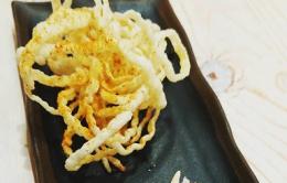 BOCADILLO DE CHORIZO DE LEÑA, QUESO SEMICURADO Y POLVO DE MIEL Y MADEJA DE BRAVAS - DELIRIOS